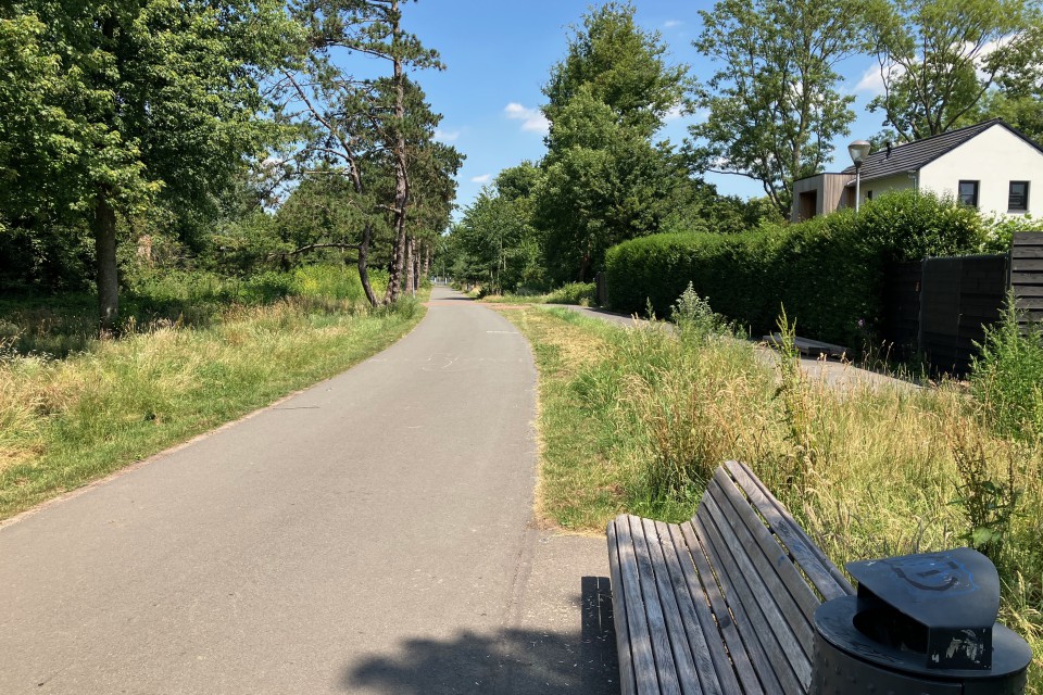 Foto 6: Gelukkig is het bankje wel in de schaduw