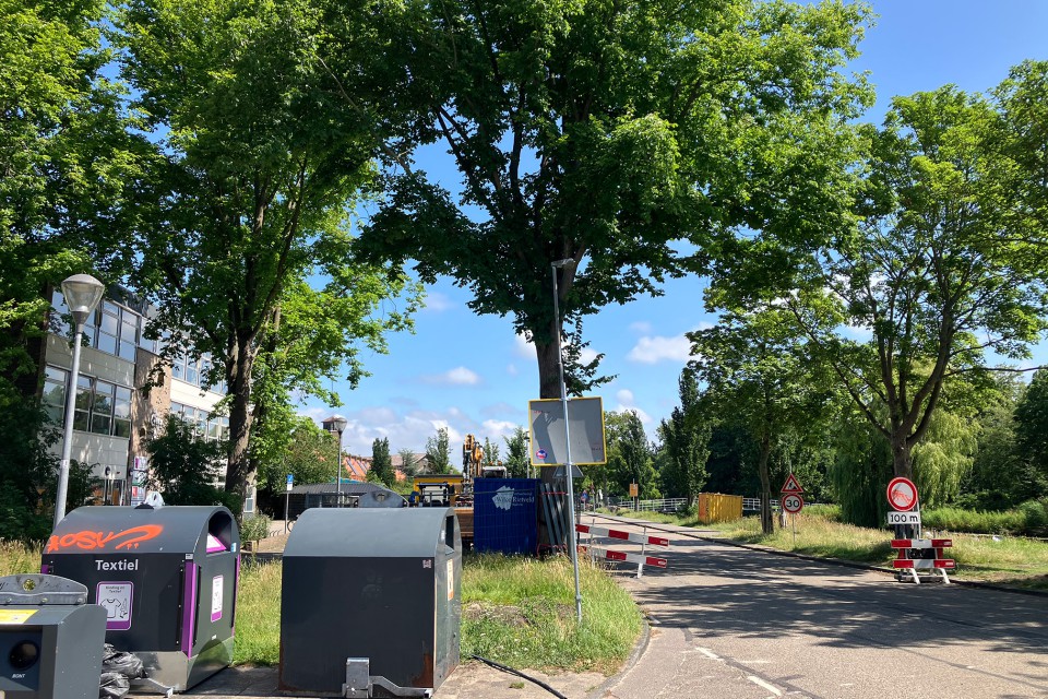 Container staat te dicht bij boom